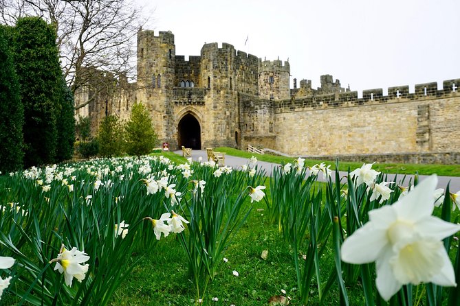 Edinburgh: Holy Island, Alnwick Castle & Kingdom of Northumbria - What the coach day feels like