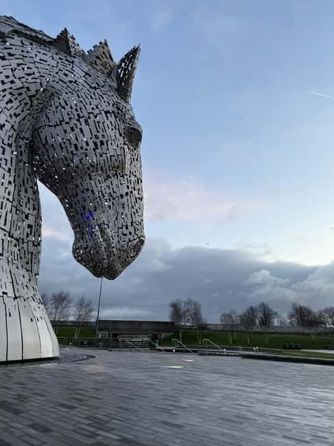 Edinburgh: Kelpies, Stirling Castle & Loch Lomond - Luss: cottages, water, and lunch