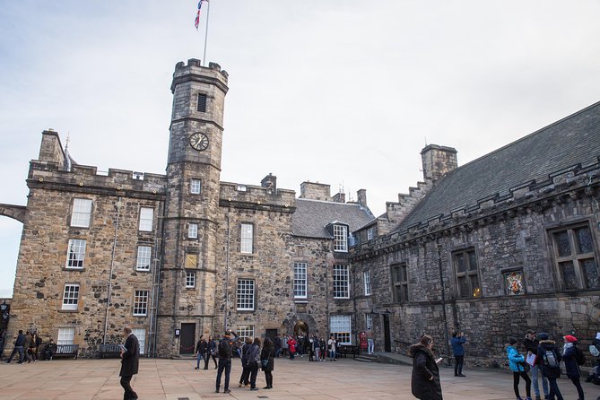 Edinburgh Skip-the-Ticket-Line Castle Walking Tour - Meeting near Tron Kirk and walking up the Royal Mile