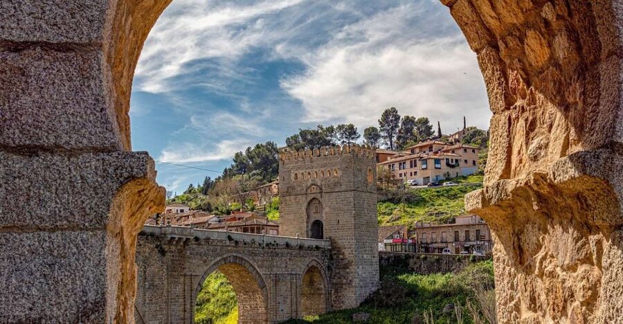 Essential Toledo with Alcázar - Plaza de Zocodover and the first view of the Alcázar