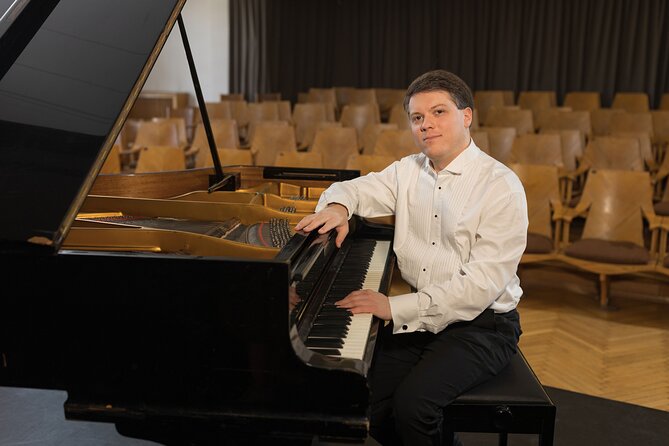 Everyday Chopin Concert at 7 PM with candlelight by the Castle - The welcome drink and the Polish touch