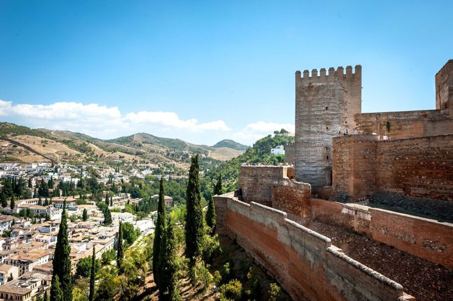 Fast-Track Alhambra & Nasrid Palaces Guided Tour - What the guides add to the experience