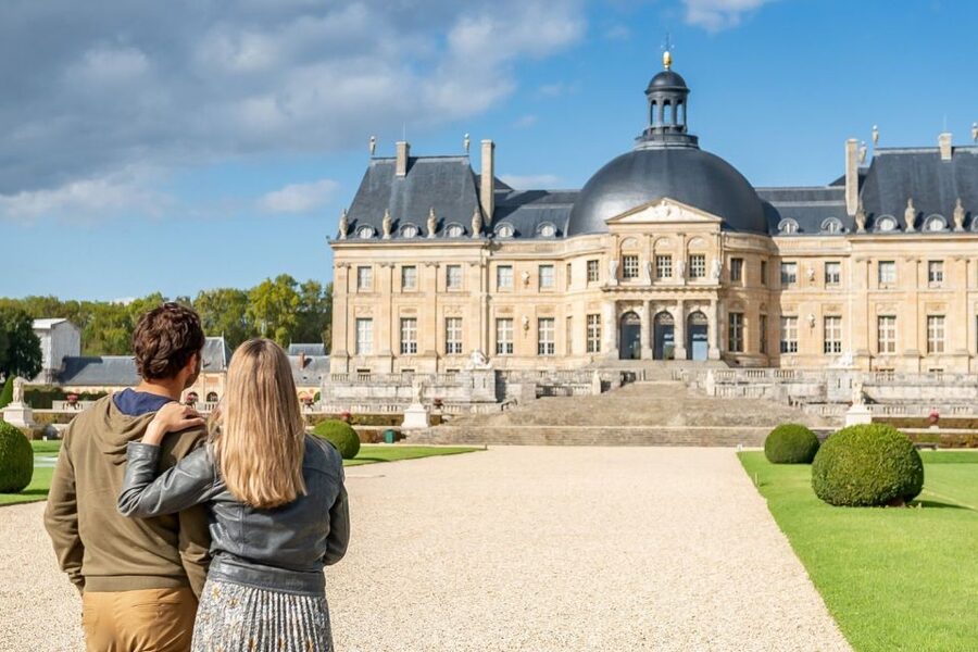 Fontainebleau & Vaux-le-Vicomte Châteaux Day Tour from Paris - Two châteaux that tell different stories