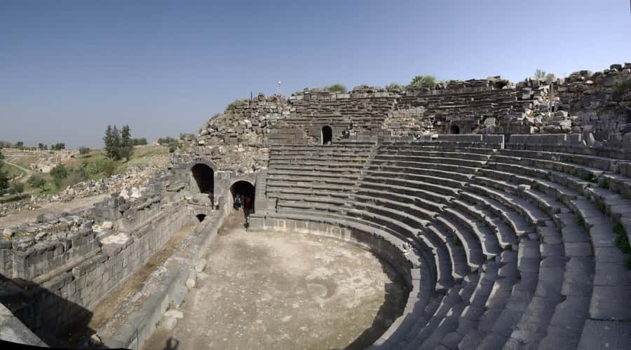 From Amman: Private Jerash, Ajloun Castle, and Umm Qais Tour - Umm Qais for ruins and four-country views