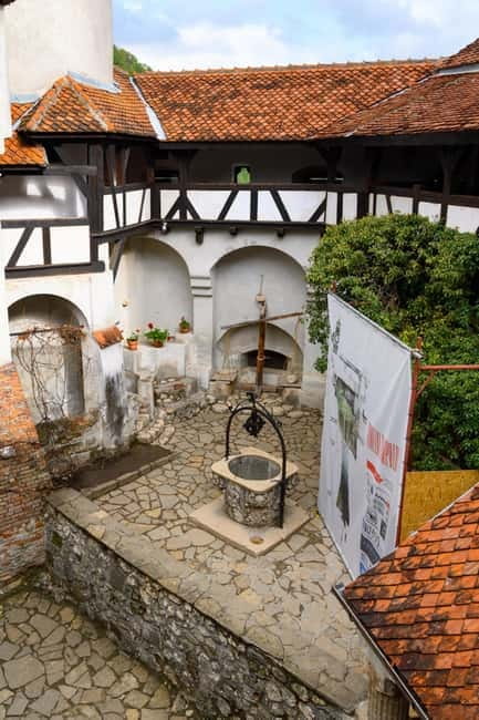 From Bucharest: Dracula's castle, Peles Castle and Brasov - Brașov Old Town gives the day its human scale