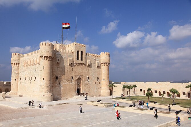 From Cairo: Alexandria Catacombs and Citadel Day Trip with Lunch - Down into the Catacombs of Kom El Shoqafa