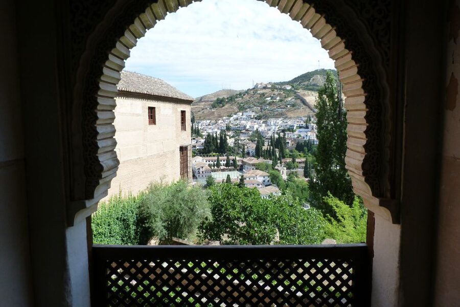 From Costa del Sol or Malaga: Granada and Alhambra Tour - Two hours in Granada: use them carefully