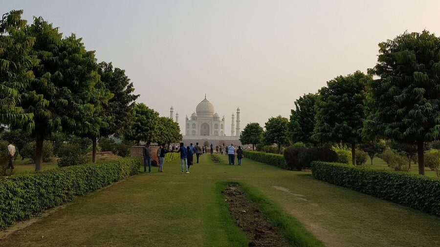 From Delhi: Taj Mahal & Agra Fort Private Tour with Options - Guide quality and the human side of the visit