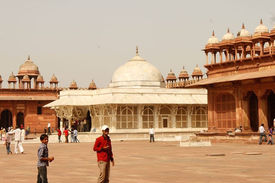 From Delhi: Taj Mahal Sunrise, Agra Fort & Baby Taj Day Tour - Guides who make the monuments easier to read