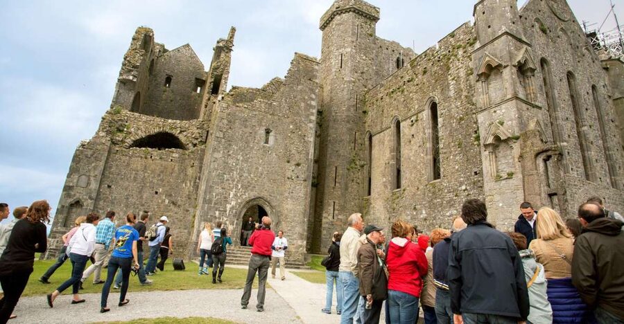 From Dublin: Blarney, Rock of Cashel and Cahir Castles Tour - Three Irish landmarks from one Dublin departure