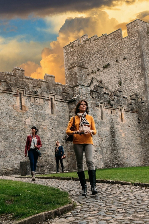 From Dublin:Cork,Cahir Castle,Rock of Cashel Tour in Spanish - The Rock of Cashel in the late afternoon
