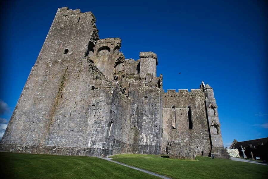From Dublin:Cork,Cahir Castle,Rock of Cashel Tour in Spanish - What to bring and how to plan your stops
