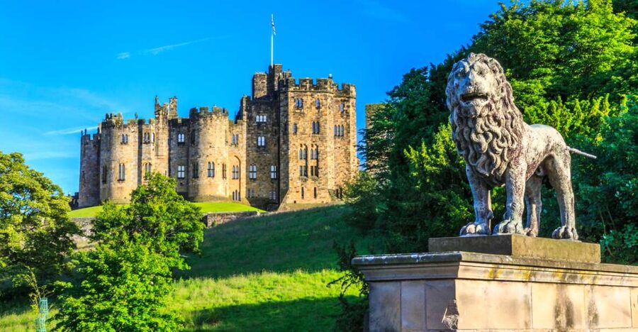 From Edinburgh: Alnwick Castle and Scottish Borders Tour - Small coach travel and group size