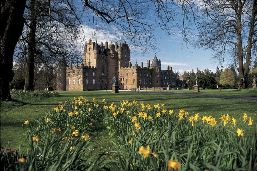 From Edinburgh: Glamis and Dunnottar Castles Tour in Italian - Dunnottar Castle gives the day its purpose