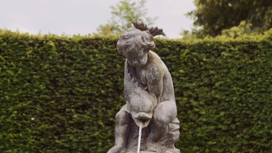From Edinburgh: Scottish Castles Tour in Spanish - Glamis Castle offers a softer contrast