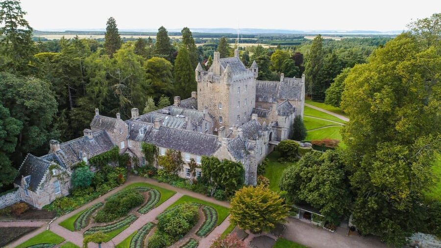 From Inverness: Cawdor Castle, Clava Cairns & The Cairngorms - Castle Roy adds Highland cattle to the itinerary