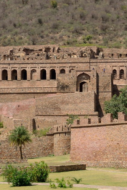 From Jaipur: Day Trip to Chand Baori and Bhangarh Fort - Exploring Bhangarh Fort in daylight