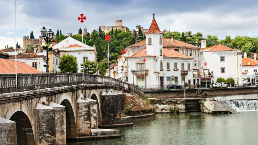 From Lisbon: Tomar, Christ Convent & Almourol Castle Tour - Climbing to Tomar Castle and the Convent of Christ