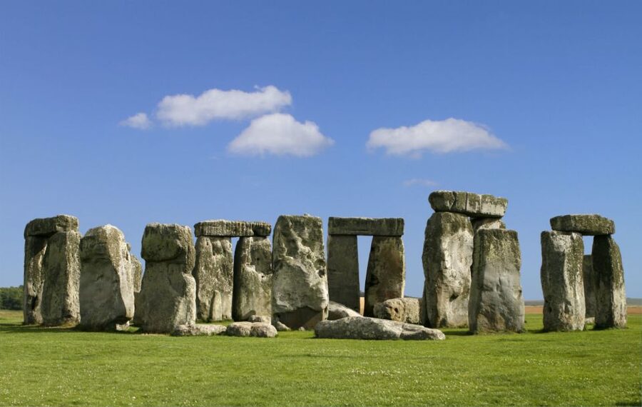 From London: Extended Visit to Windsor Castle and Stonehenge - The guide and driver shape the day