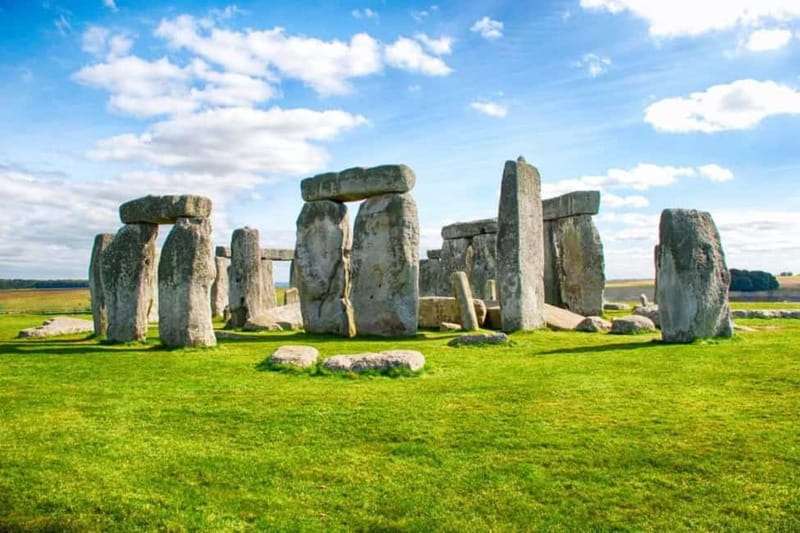 From London: Stonehenge & Windsor Castle Tour with Tickets - Two famous places, one demanding day