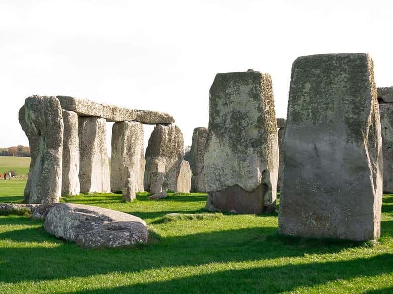 From London: Stonehenge & Windsor Castle Tour with Tickets - What the guide adds on the road