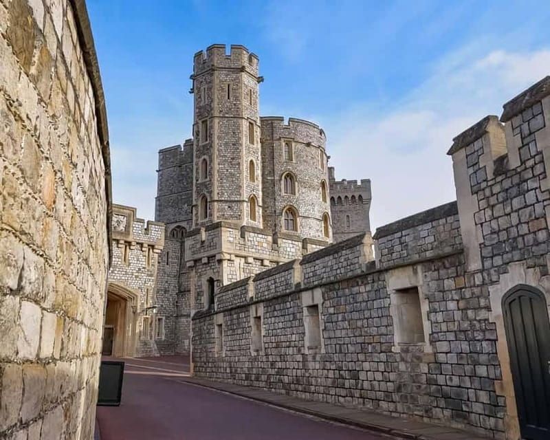 From London: Stonehenge & Windsor Castle Tour with Tickets - Food and the choice between sightseeing and lunch