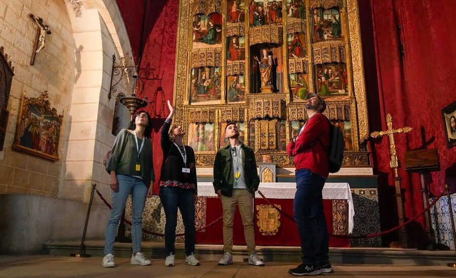 From Madrid: Segovia Tour with Cathedral and Alcazar Entry - Guide style and group experience