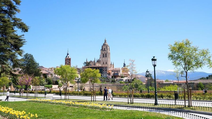 From Madrid: Segovia Tour with Cathedral and Alcazar Entry - Casa de los Picos and the walk uphill