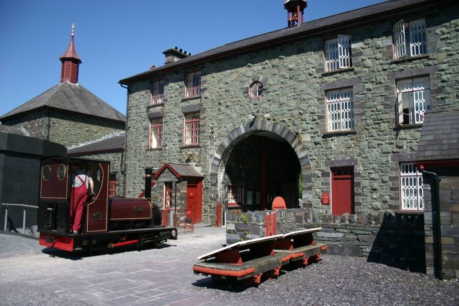 From Manchester: North Wales and Caernarfon Castle Day Trip - Guides make a real difference