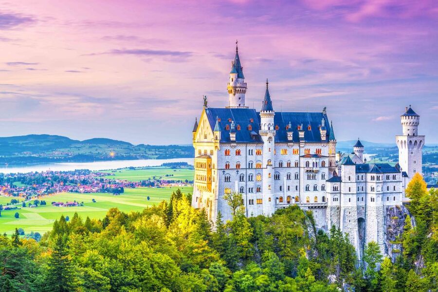 From Munich: Trip to Neuschwanstein & Linderhof in Spanish - From Karlstor Gate to the Bavarian Alps