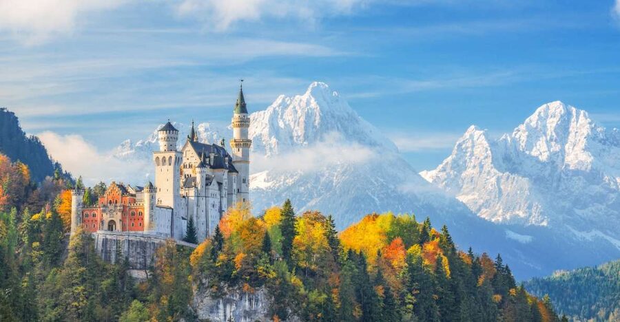 From Munich: Trip to Neuschwanstein & Linderhof in Spanish - Seeing Neuschwanstein Inside and Out