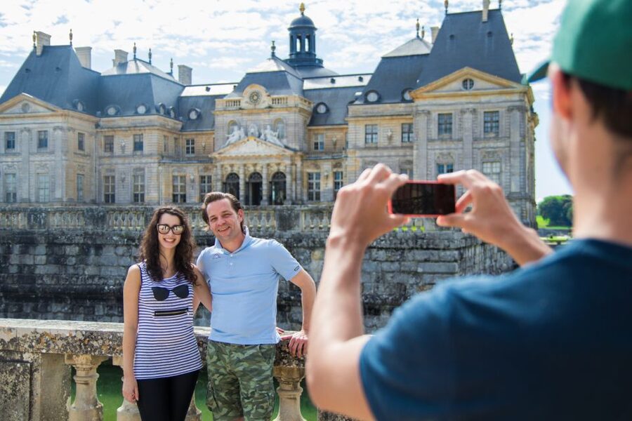 From Paris: Chateau de Fontainebleau & Vaux-Le-Vicomte Tour - Lunch in Fontainebleau, with one useful hour to choose