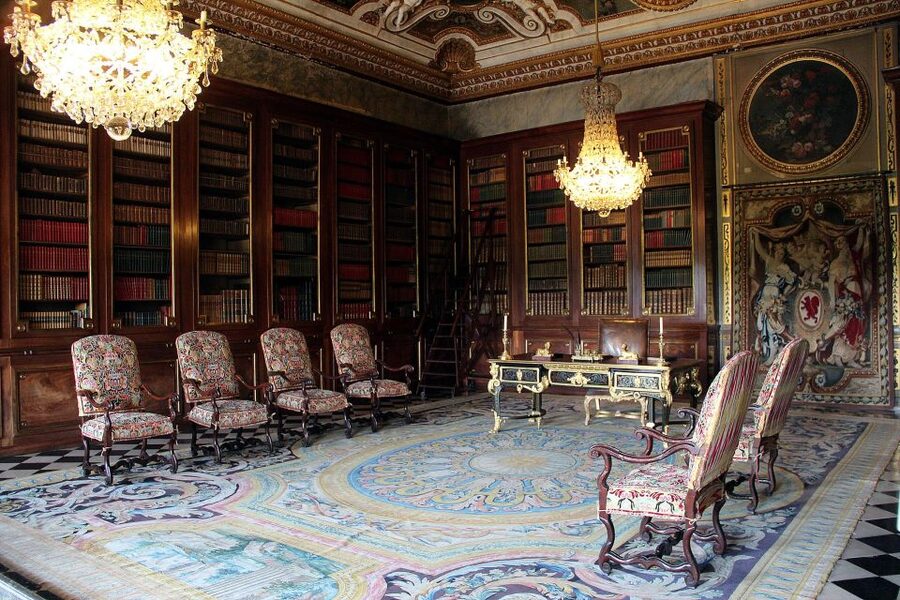 From Paris: Fontainebleau & Vaux-le-Vicomte Private Tour - Lunch, audio guides, and extra costs