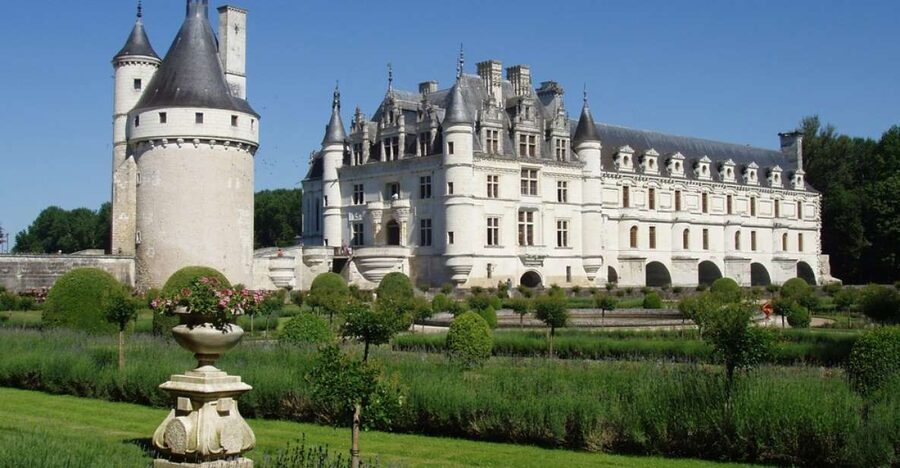 From Paris: Loire Valley Castles Full-Day Tour with Lunch - Amboise and the first royal stop