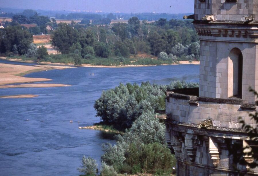 From Paris: Loire Valley Castles Full-Day Tour with Lunch - Lunch at a bakery, with an important question