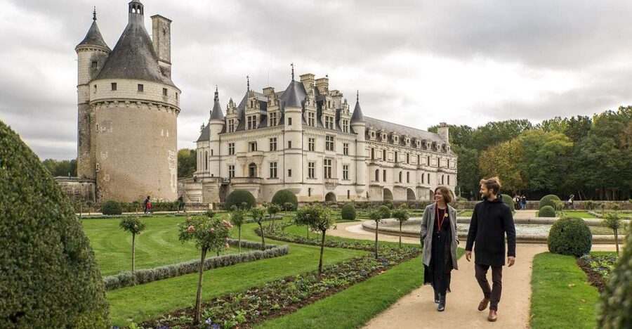 From Paris: Loire Valley Castles Tour with Hotel Transfers - Guide quality can shape the whole day