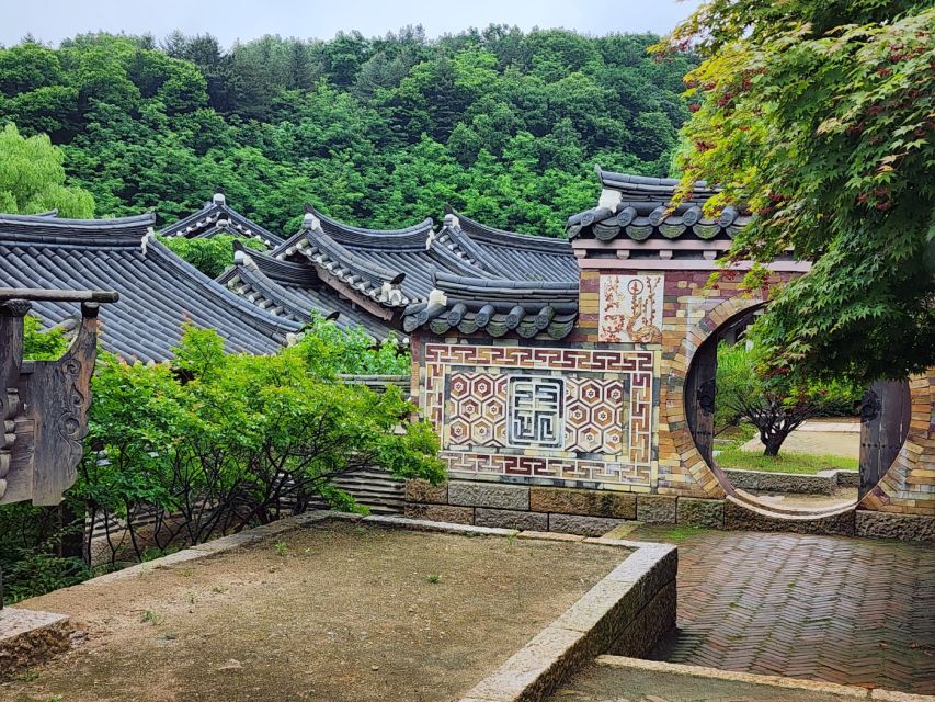 From Seoul: Suwon Hwaseong Fortress Tour - What the guides add to the day