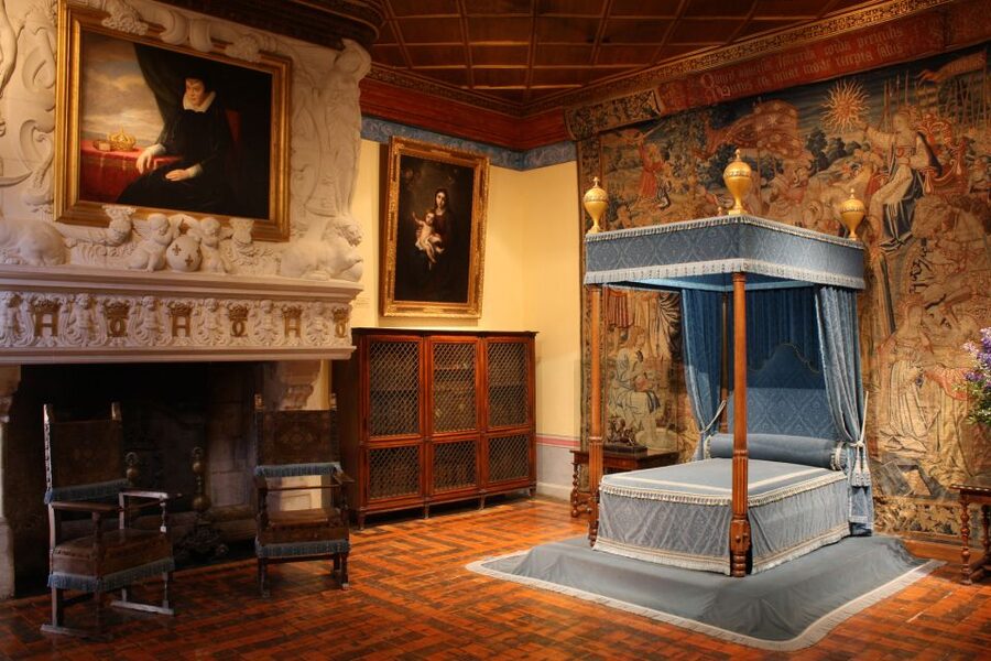 From Tours: Chenonceau and Chambord Castles Guided Tour - Guides who shape the day