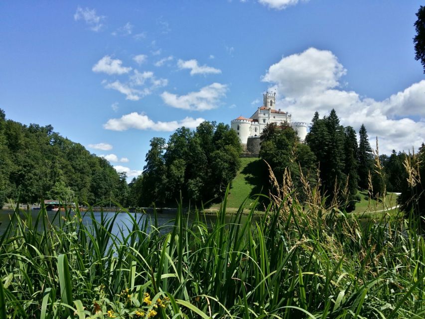 From Zagreb: Fairytale Castle & Wine Tasting & Lunch - Walking through Trakoscan Castle