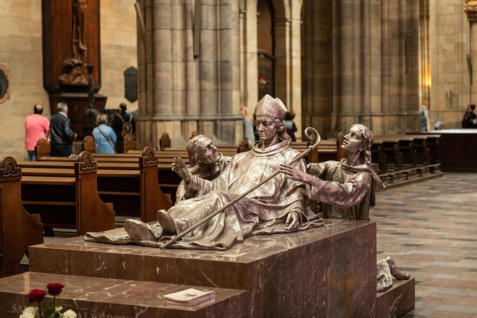 Full-Day Prague Tour with Prague Castle, Lunch and Vltava Cruise - Prague Castle and the noon guard ceremony