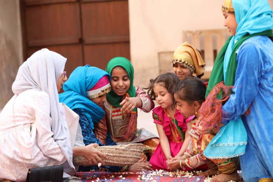 Full-Day Tour in Oman: Enchanting Forts of Nizwa and Jabreen - What the guide and group size mean
