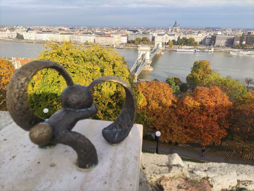 German guided tour through Budapest's castle district - Fisherman’s Bastion and the best photo pause