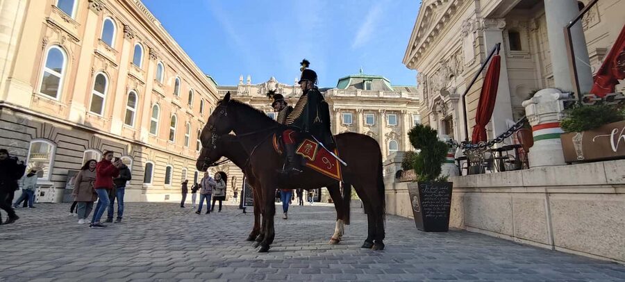 German guided tour through Budapest's castle district - Meeting near the Vienna Gate and Mary Magdalene Tower