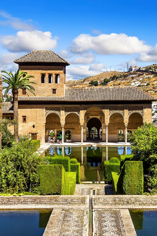 Granada: Alhambra and Albaicín Small Group Tour - Palace of Charles V: A Sharp Change in Style