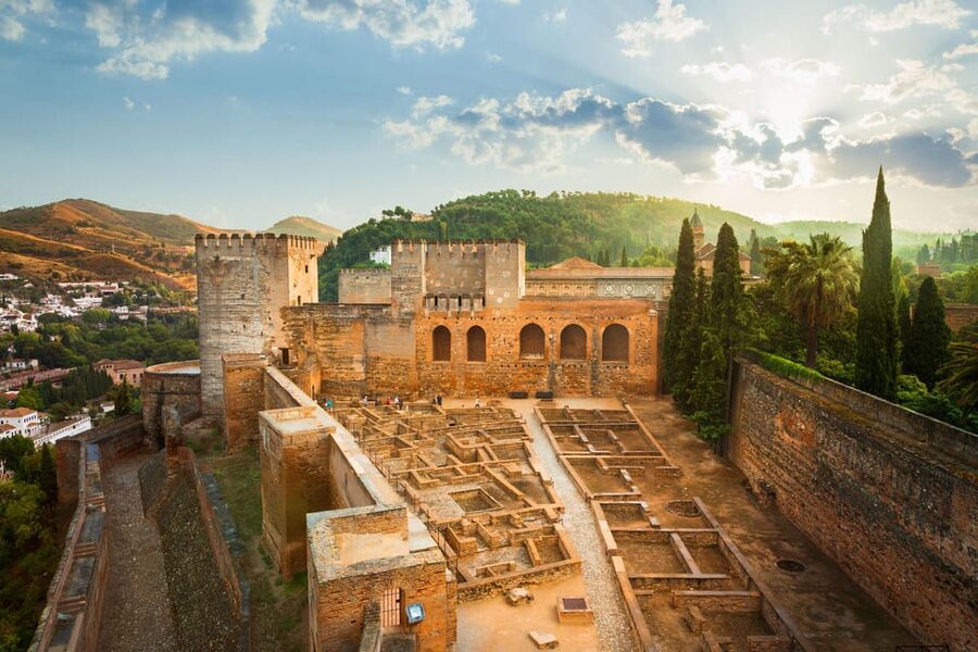 Granada: Alhambra and Generalife Garden Ticket & Guided Tour - Palace of Carlos V: a striking change of style