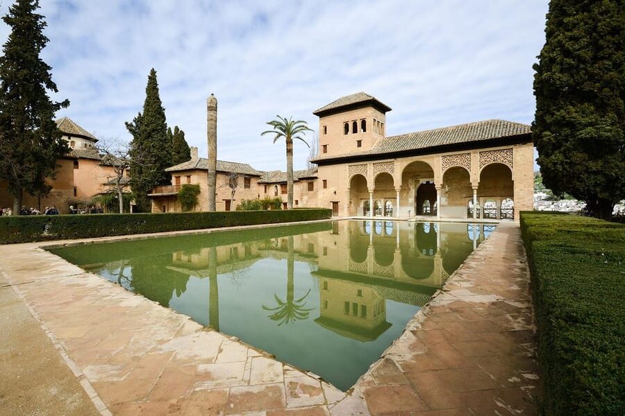 Granada: Alhambra and Generalife Garden Ticket & Guided Tour - Generalife Gardens: the most relaxed hour