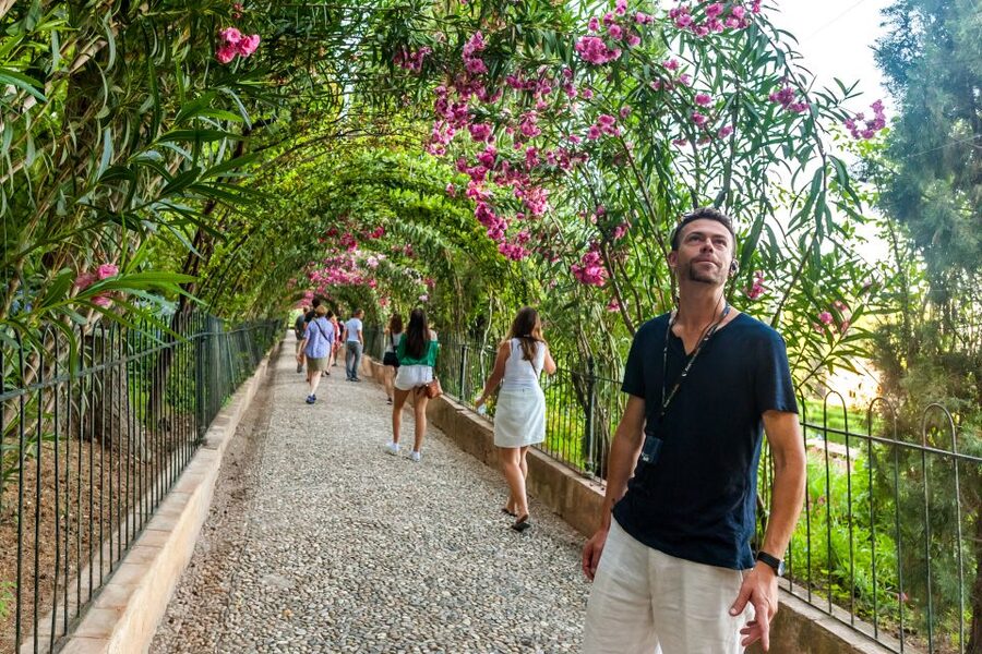 Granada: Alhambra and Generalife Garden Ticket & Guided Tour - Al-Andalus comes alive through the guide
