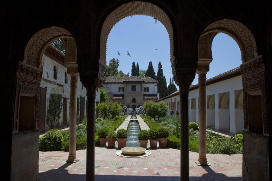 Granada Alhambra and Generalife Gardens Experience Tour - Generalife Gardens and the royal retreat