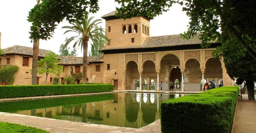 Granada: Alhambra and Generalife Gardens Guided Tour - What this Alhambra tour actually covers