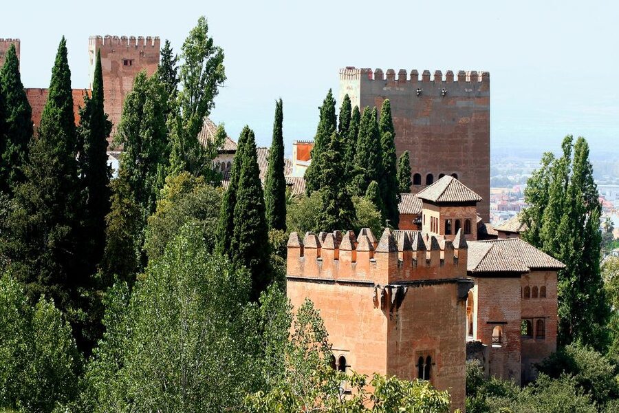 Granada: Alhambra and Generalife Gardens Guided Tour - What this tour does not replace